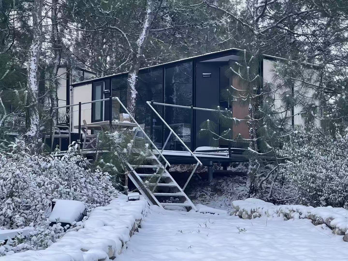 Installed modular unit position reference in a snowy setting