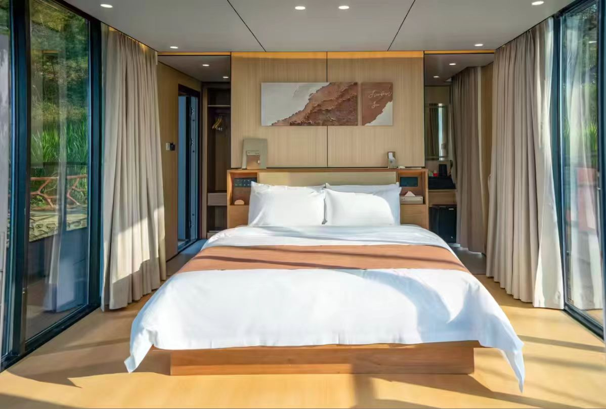 Main interior view of a delivered Xingkong Hotel guest room