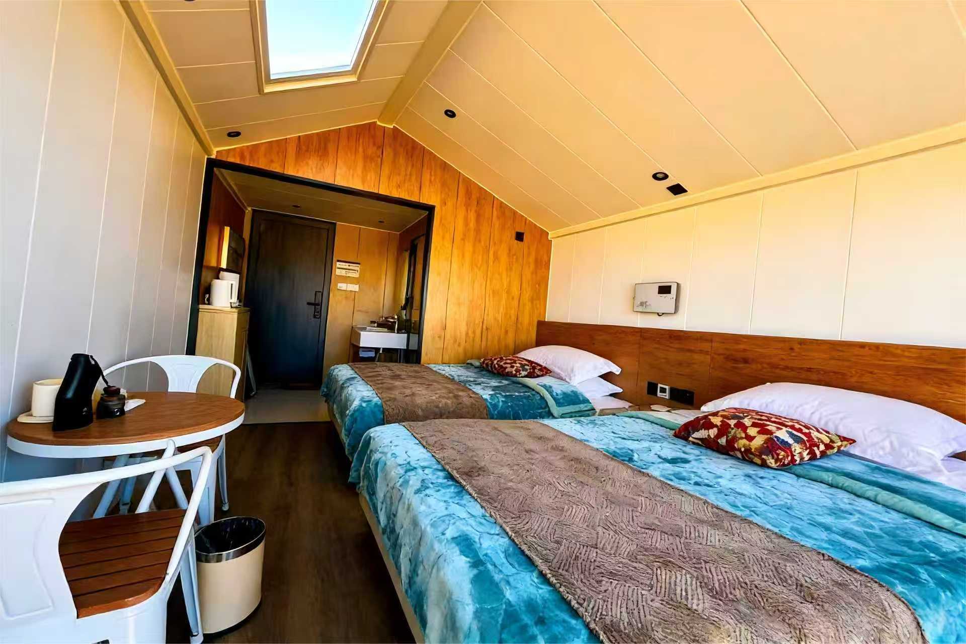 Second angle of a twin-bed Xingkong Hotel guest room