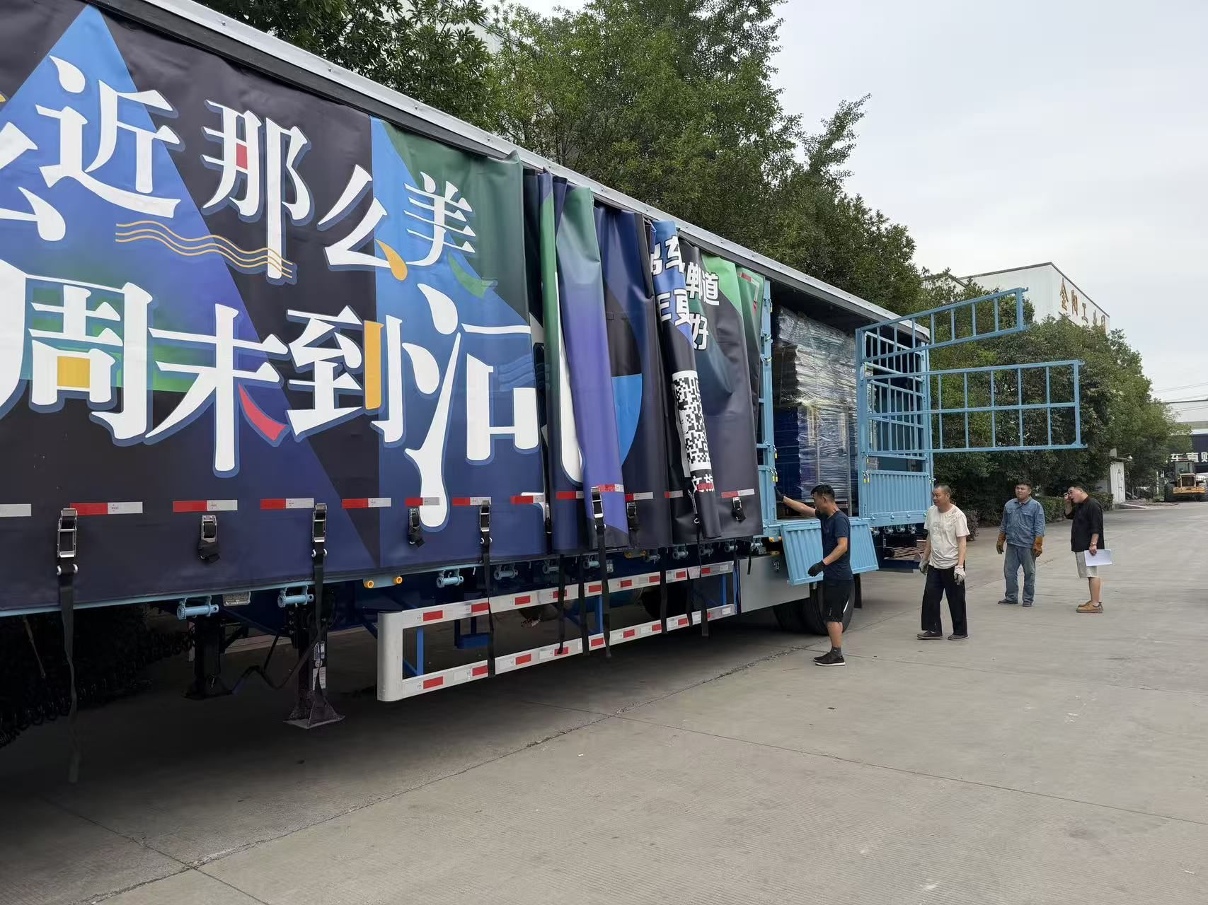 Protected modular building cargo inside a factory loading truck